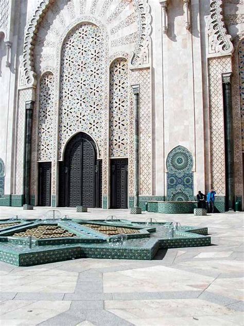 The Fatih Mosque Minaret: A Majestic Monument Piercing the Sky and Beckoning Devotees!